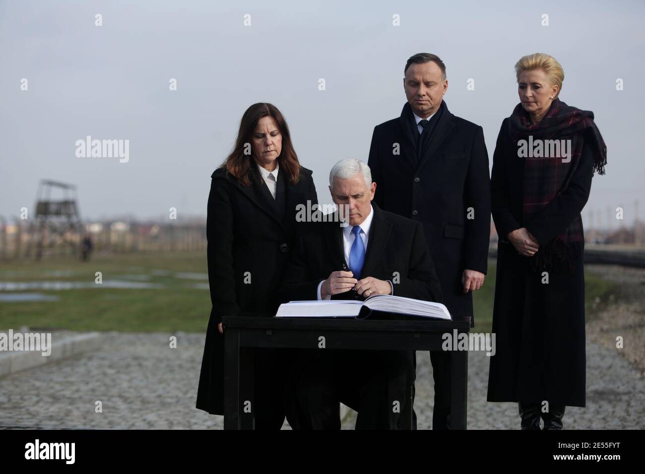 Oswiecim, Polen - 18. Februar 2019: Mike Pence, Vizepräsident der Vereinigten Staaten, besucht das ehemalige Nazi-Konzentrationslager Auschwitz-Birkenau. Stockfoto