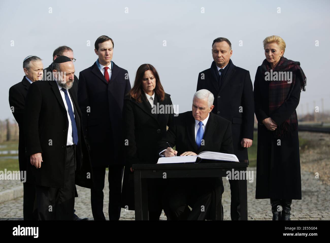 Oswiecim, Polen - 18. Februar 2019: Mike Pence, Vizepräsident der Vereinigten Staaten, besucht das ehemalige Nazi-Konzentrationslager Auschwitz-Birkenau. Stockfoto