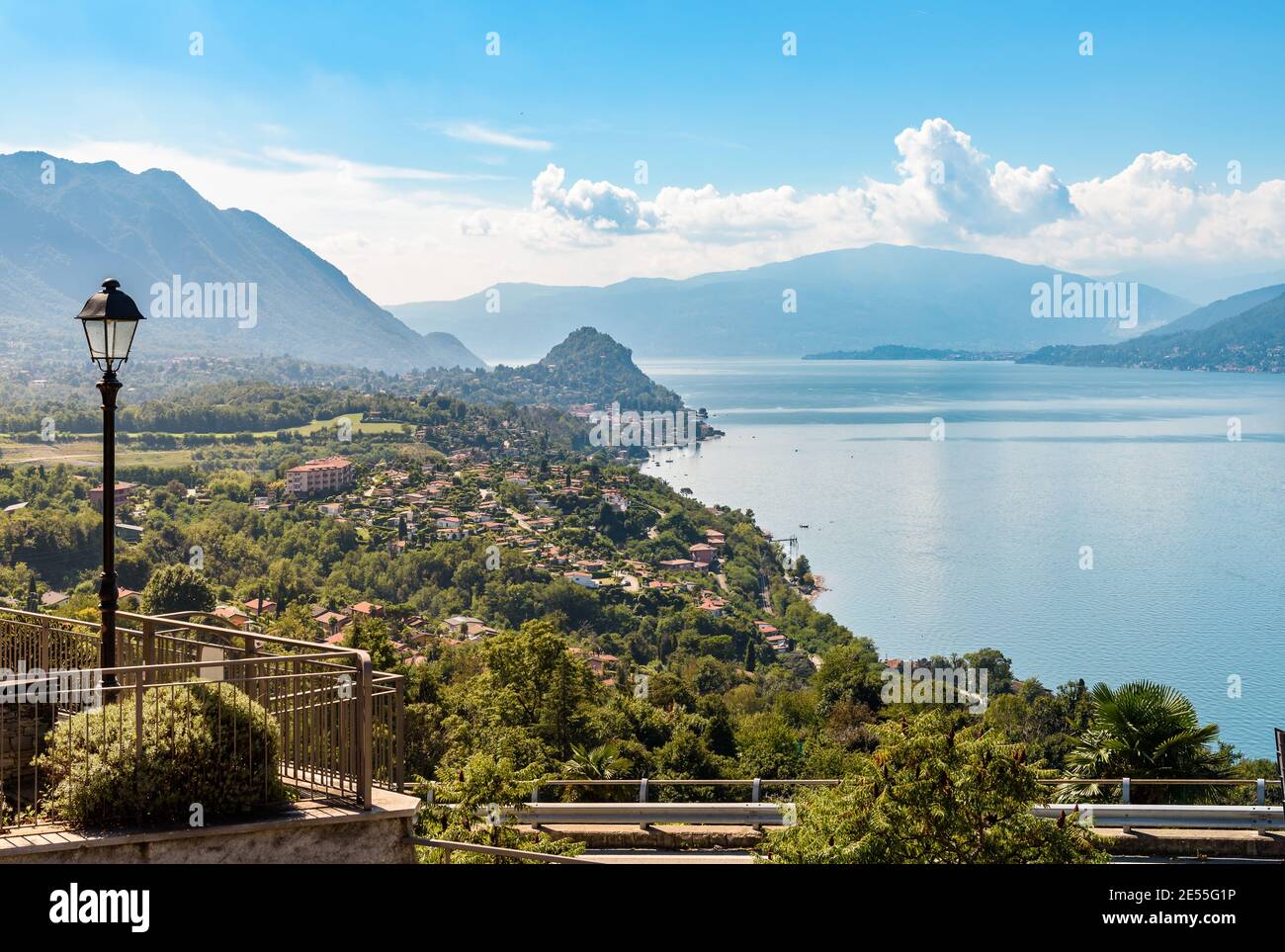 Landschaft des Lago Maggiore von Belvedere Pasquè von Brezzo di Bedero, Provinz Varese, Italien Stockfoto