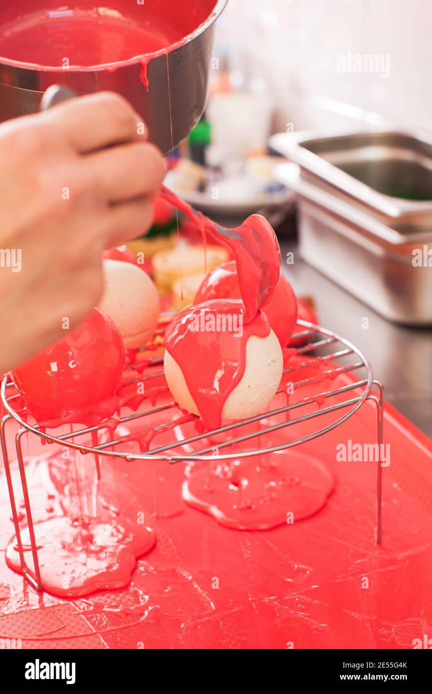 Die trendigen Französisch Mousse Desserts mit roten Spiegel Glasur Stockfoto