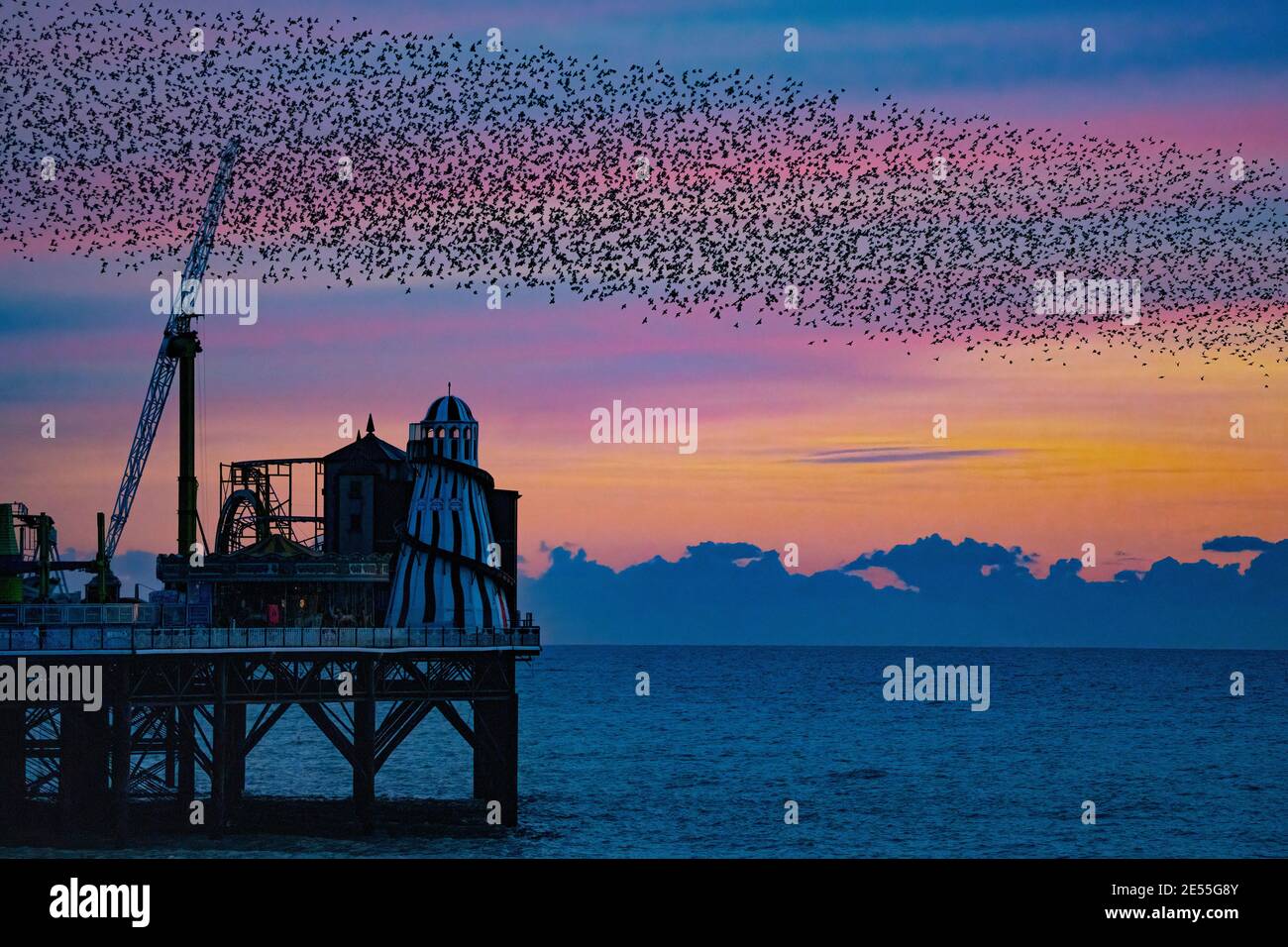 Murmuration der Starlings-Sturnus vulgaris am Palace Pier, Brighton, East Sussex, England, UK Stockfoto