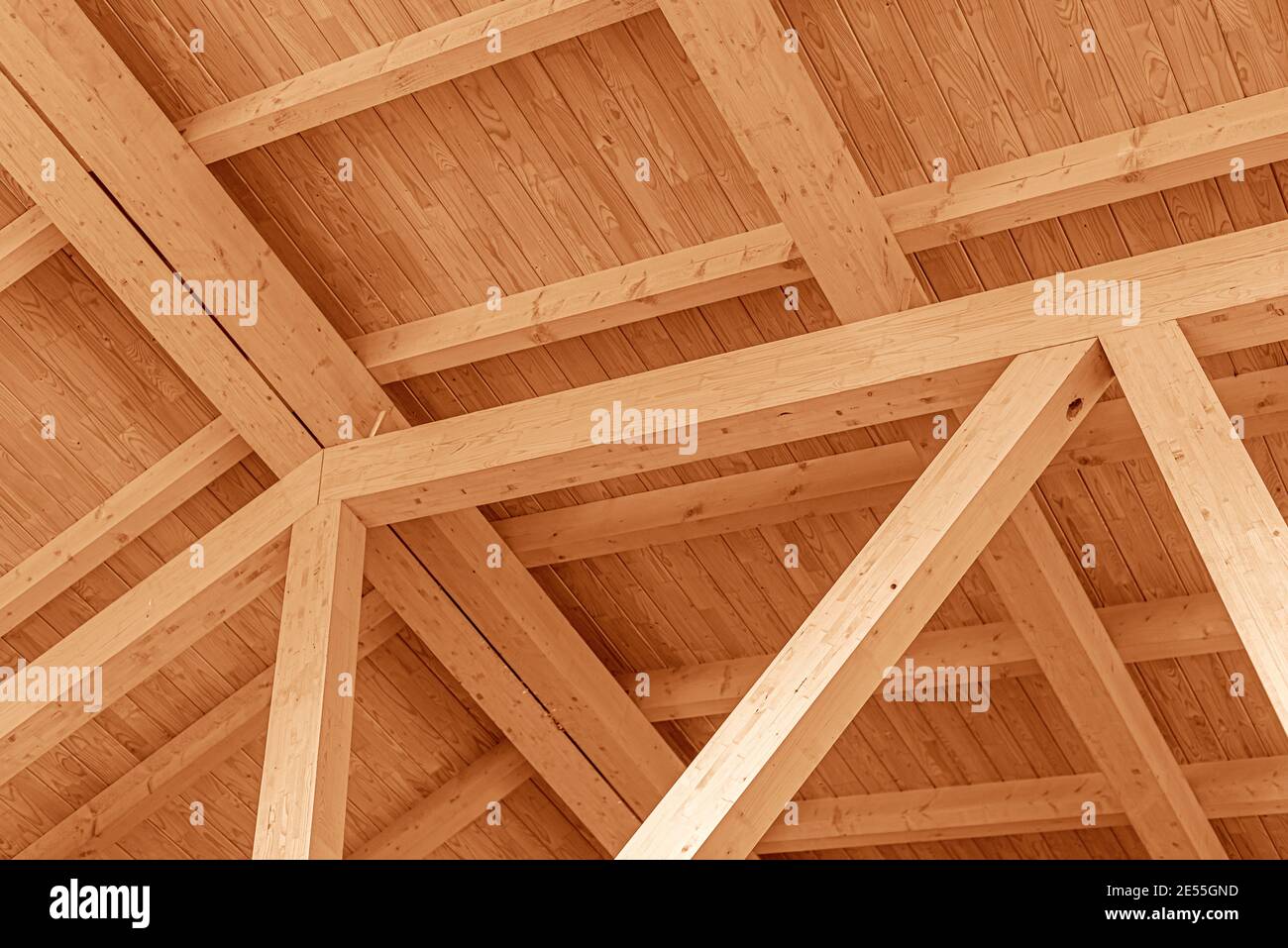 Dachkonstruktion aus Holz. Dach aus verleimtem Schichtholz. Stockfoto