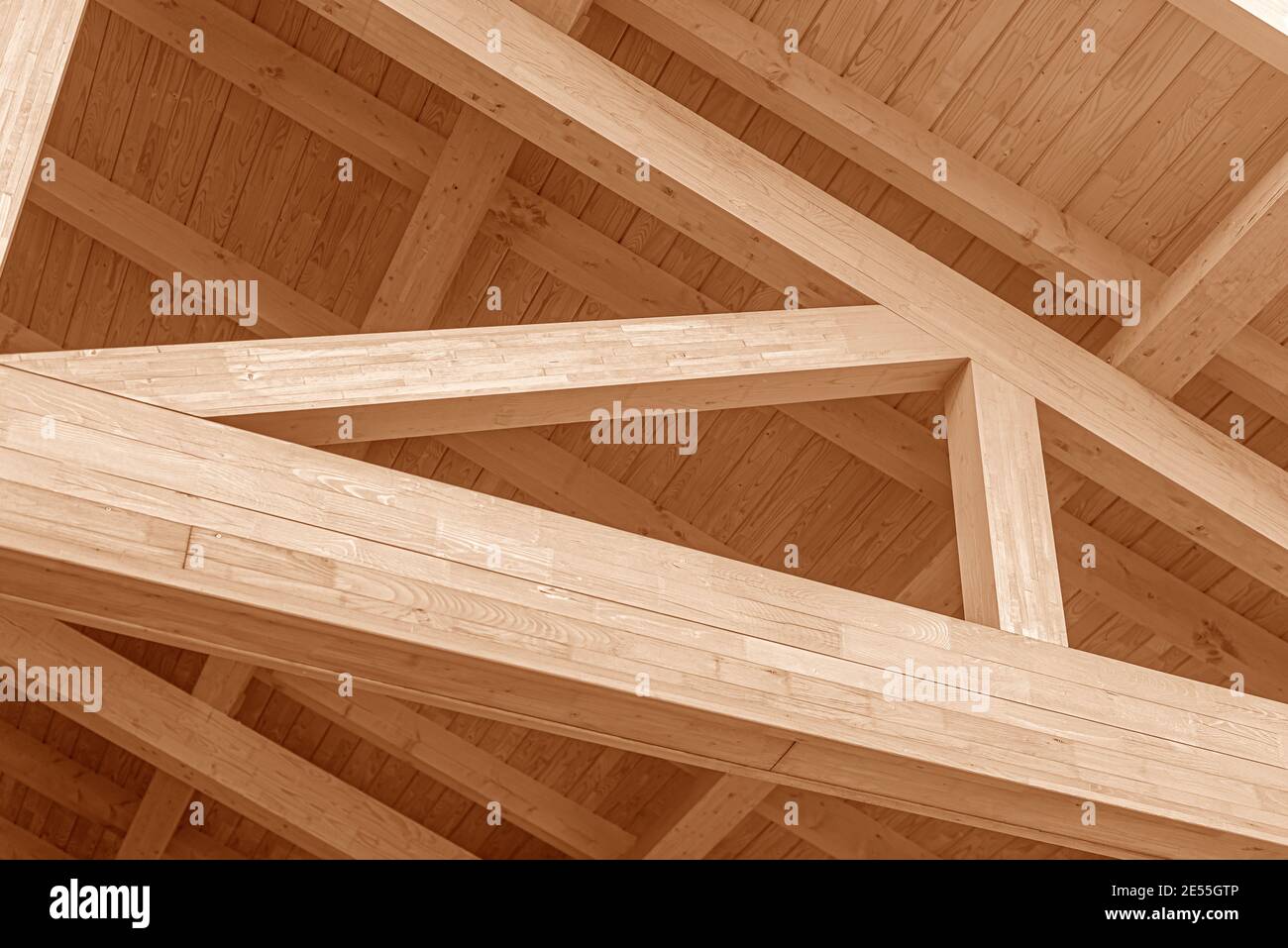Dachkonstruktion aus Holz. Dach aus verleimtem Schichtholz. Stockfoto