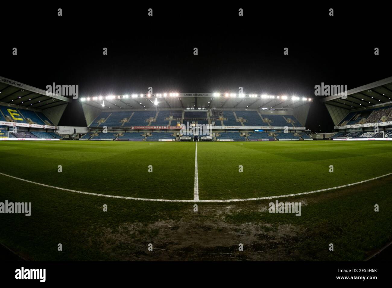 LONDON, ENGLAND. JAN 26TH: Eine allgemeine Ansicht innerhalb des Stadions ist vor dem Sky Bet Championship Spiel zwischen Millwall und Watford in Den, London am Dienstag 26. Januar 2021 zu sehen. (Kredit: Juan Gasparini - MI News) Kredit: MI Nachrichten & Sport /Alamy Live Nachrichten Stockfoto