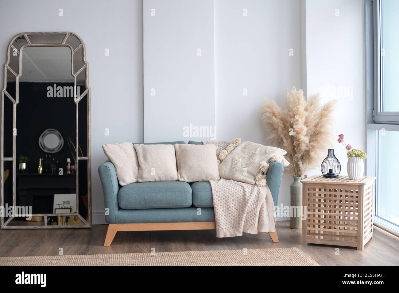 Stilvolle skandinavische moderne weiße gemütliche Öko-Interieur in minimalistischem Stil. Moderne Wohnkultur. Freiraum. Stockfoto