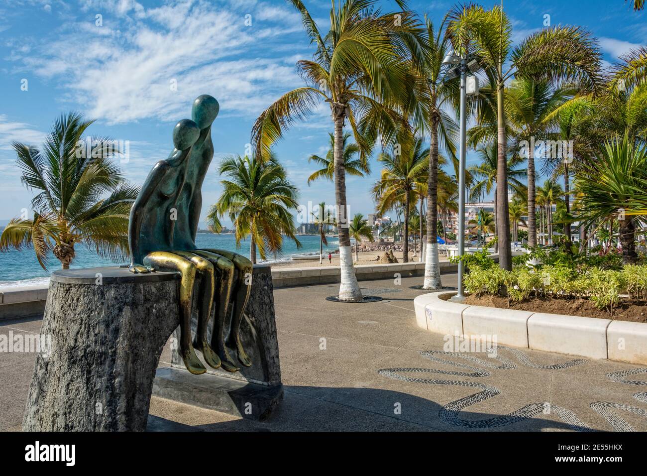 Skulptur "Nostalgie" des mexikanischen Künstlers Ramiz Barquet auf dem Malecon in Puerto Vallarta, Jalisco, Mexiko. Stockfoto