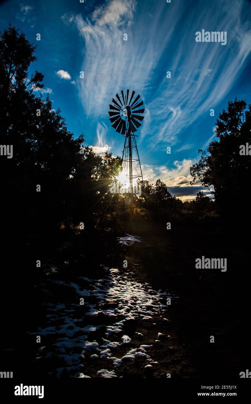 Vintage Windmühle Silhouetten gegen einen blauen Himmel und Cirrus Wolken. Stockfoto