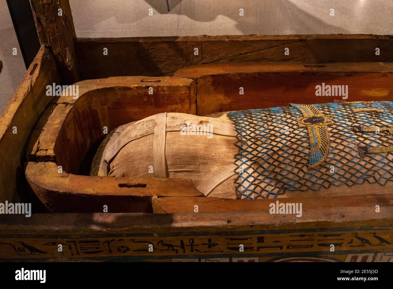 Djeddjehutyiuefankhs Mumie in einem Grabsarg, aus dem Großen Tempel, Western Theben, Ashmolean Museum, Oxford UK. Stockfoto