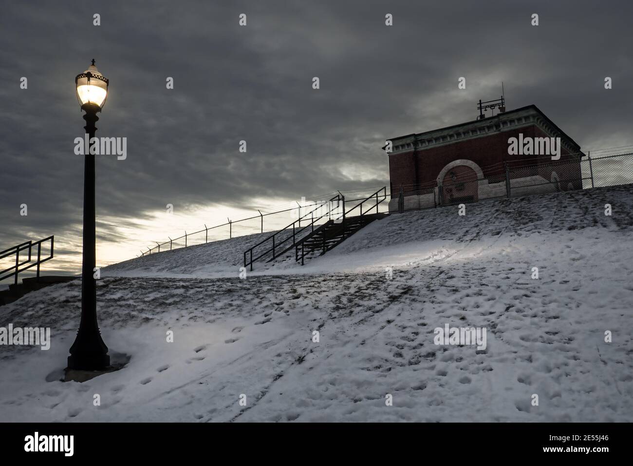 Woodland Reservoir in der Greater Strathmore Nachbarschaft von Syracuse, New York vor Sonnenaufgang an einem Wintermorgen Stockfoto