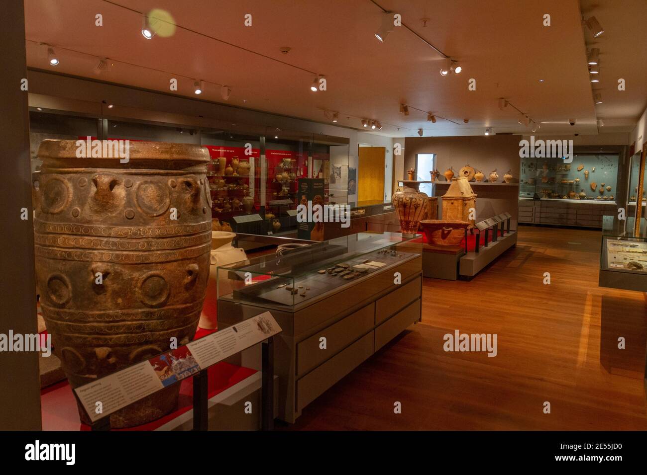 Allgemeine Ansicht der Exponate in der Galerie Leben und Tod im alten Ägypten, Ashmolean Museum, Oxford UK. Stockfoto