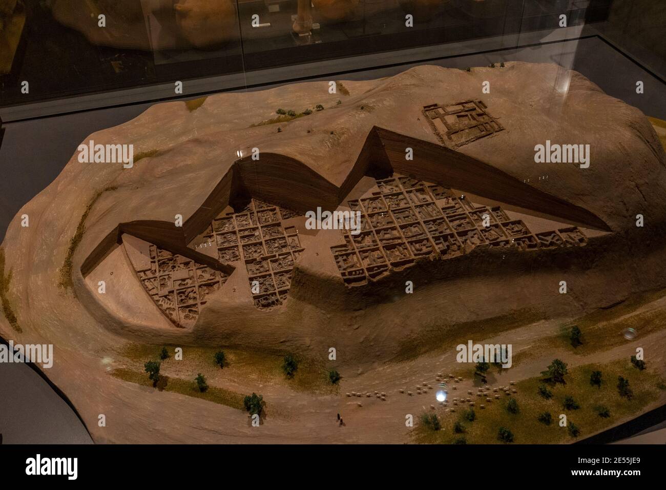 Archäologisches Tell-Modell eines antiken Siedlungshügels (oder "Tell"), Ashmolean Museum, Oxford UK. Stockfoto