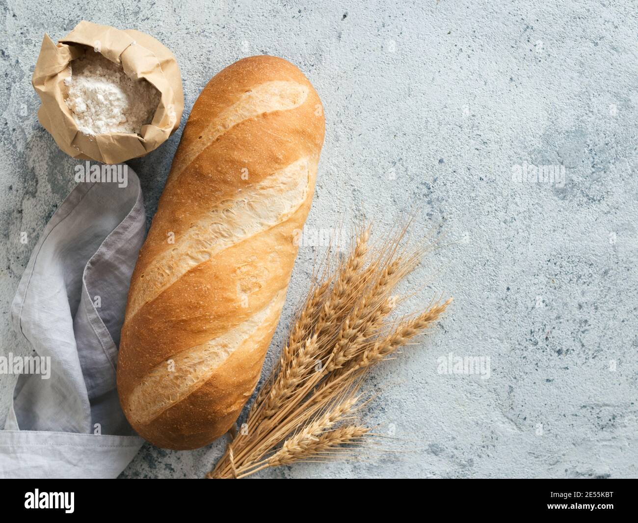 Britisches Weißblüher oder europäisches Baton-Brot auf weißem Marmorgrund. Draufsicht oder flaches Lay. Platz für Text oder Design kopieren. Stockfoto