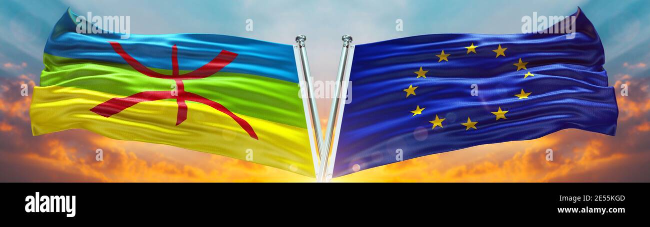 Flagge der Europäischen Union und Flagge von Amazigh Kabyle winken mit Textur Himmel Wolke und Sonnenuntergang Doppelte Flagge Stockfoto
