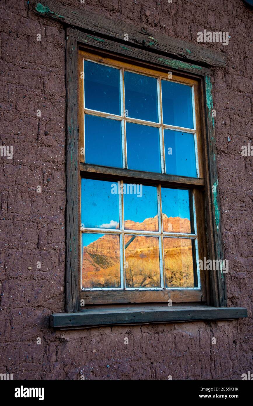 Reflexionen aus den Fenstern alter Pionierhäuser. Die Aussicht ist die gleiche, aber die Leute sind weg. Stockfoto