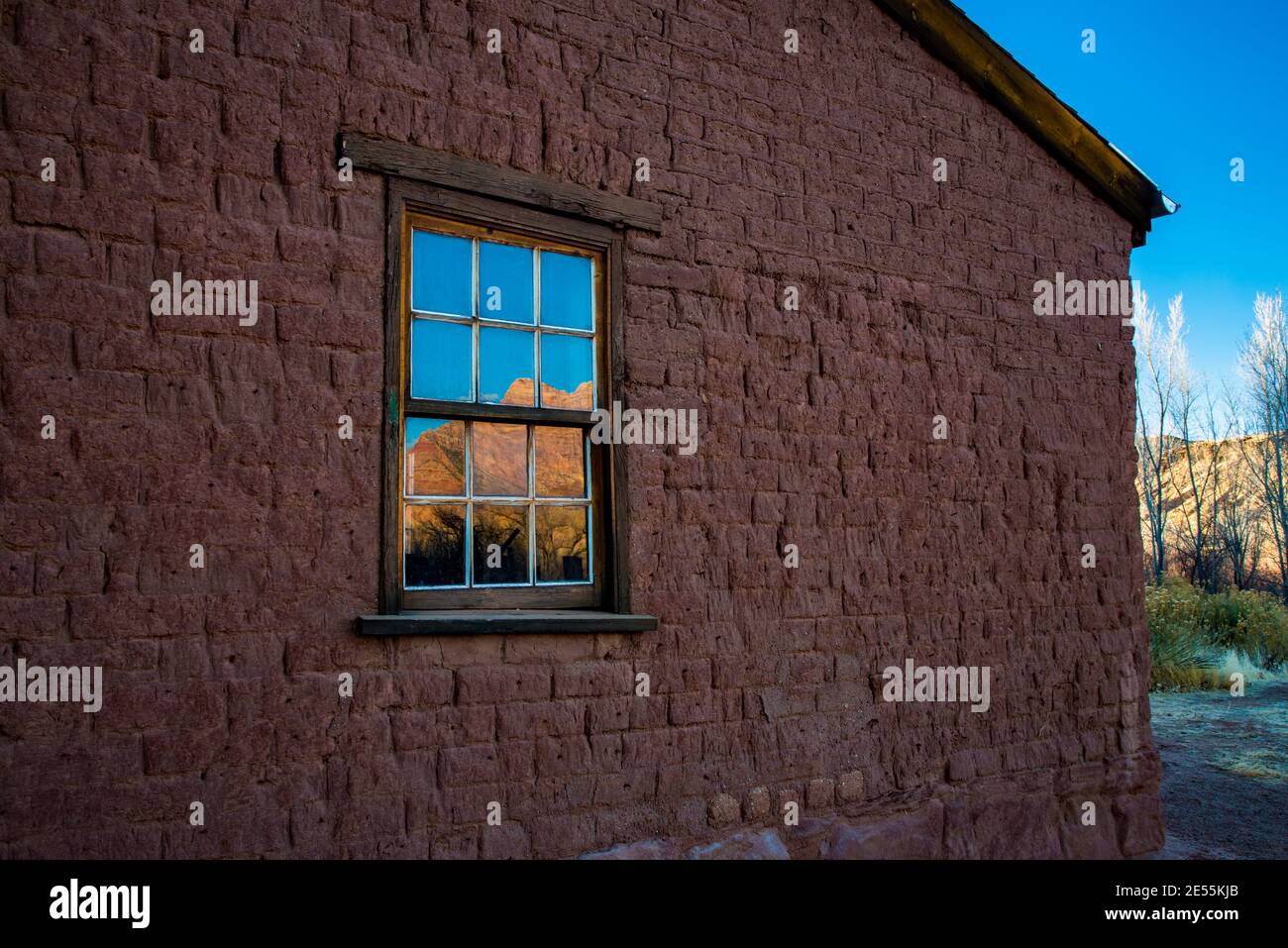Reflexionen aus den Fenstern alter Pionierhäuser. Die Aussicht ist die gleiche, aber die Leute sind weg. Stockfoto