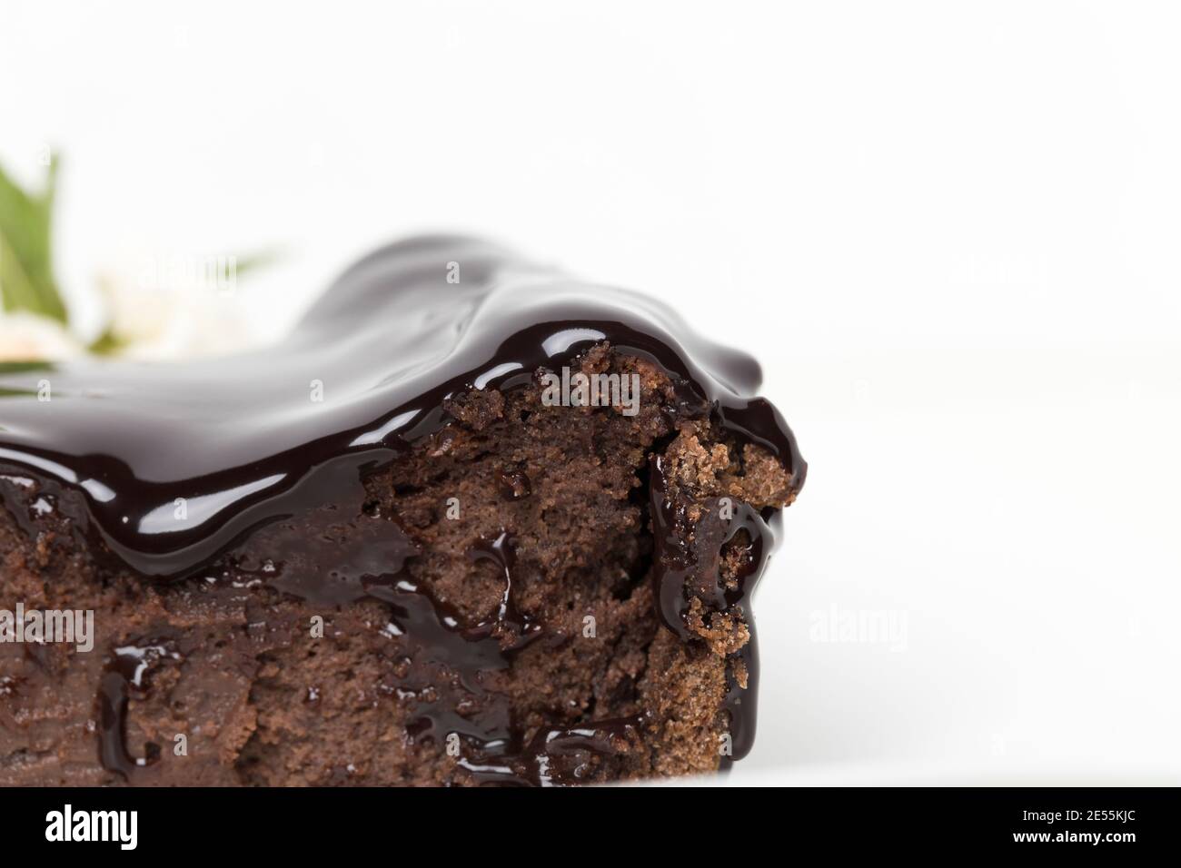 Nahaufnahme von Schokoladenkuchen auf weißem Hintergrund. Es gibt einen Platz für Text auf weißem Hintergrund. Stockfoto