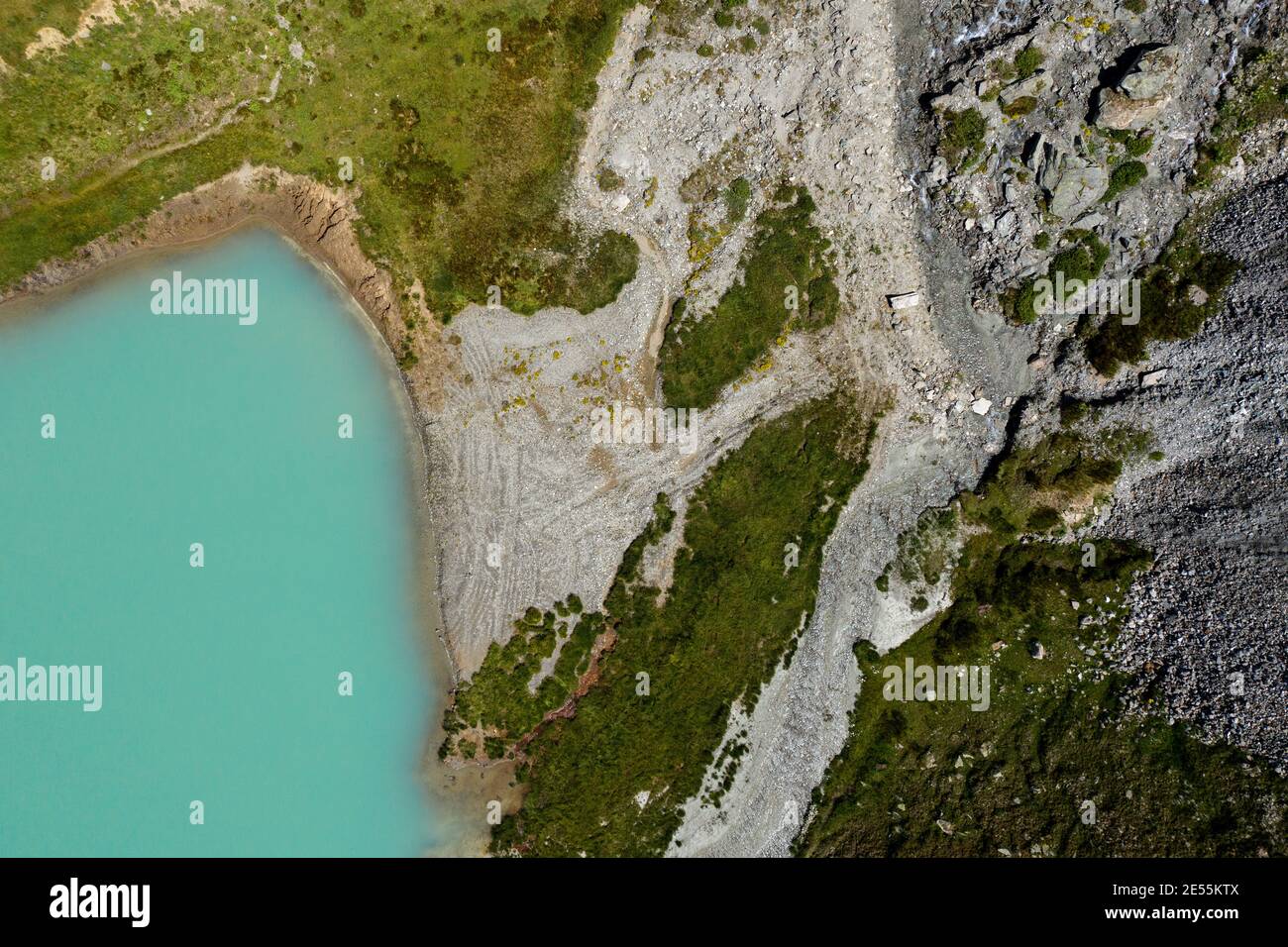 Luftaufnahme von Tramail de Vieille See in der Mitte der Berge von Plan Maison, Cervinia, Aostatal, Italien. Stockfoto