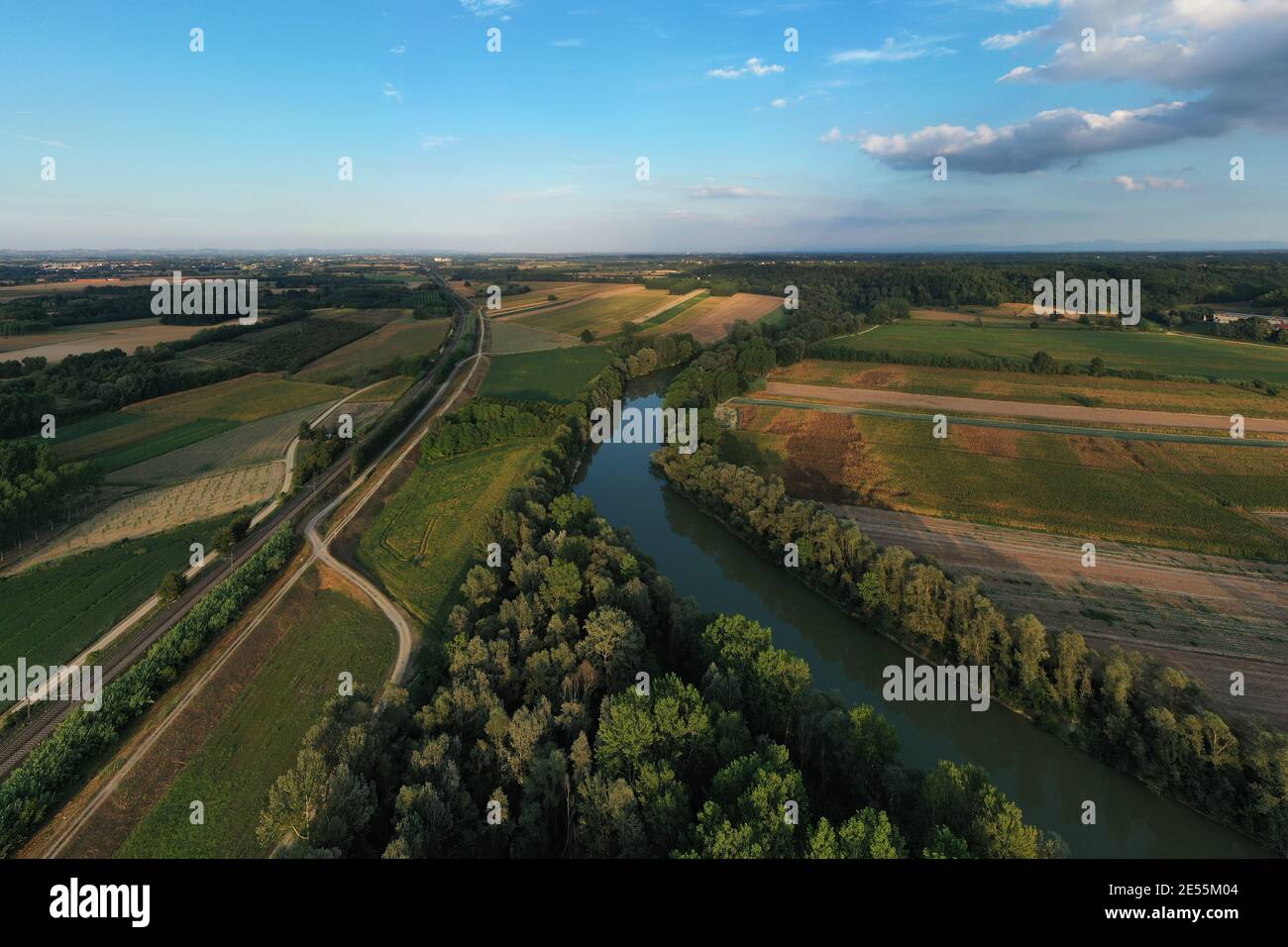 Luftaufnahme des Flusses Tanaro, Vegetation und Felder während eines sonnigen Nachmittag im Sommer, Piemont, Norditalien. Stockfoto