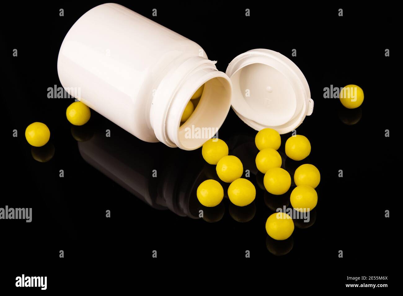 Vitaminkapseln. Vitamin C Pillen und Pille Flasche auf schwarzem Hintergrund. Draufsicht. Stockfoto