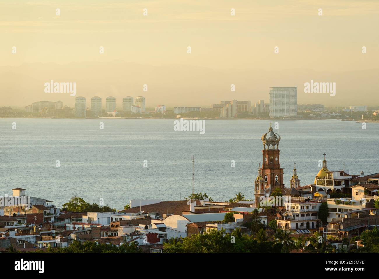 Blick auf die Stadt und die Banderas Bay vom Vista Grill, Puerto Vallarta, Mexiko. Stockfoto