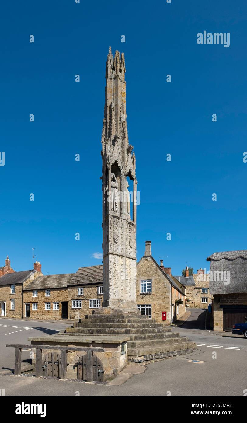 Das Eleanor Cross in Geddington ist das am besten erhaltene Beispiel des Landes. Stockfoto