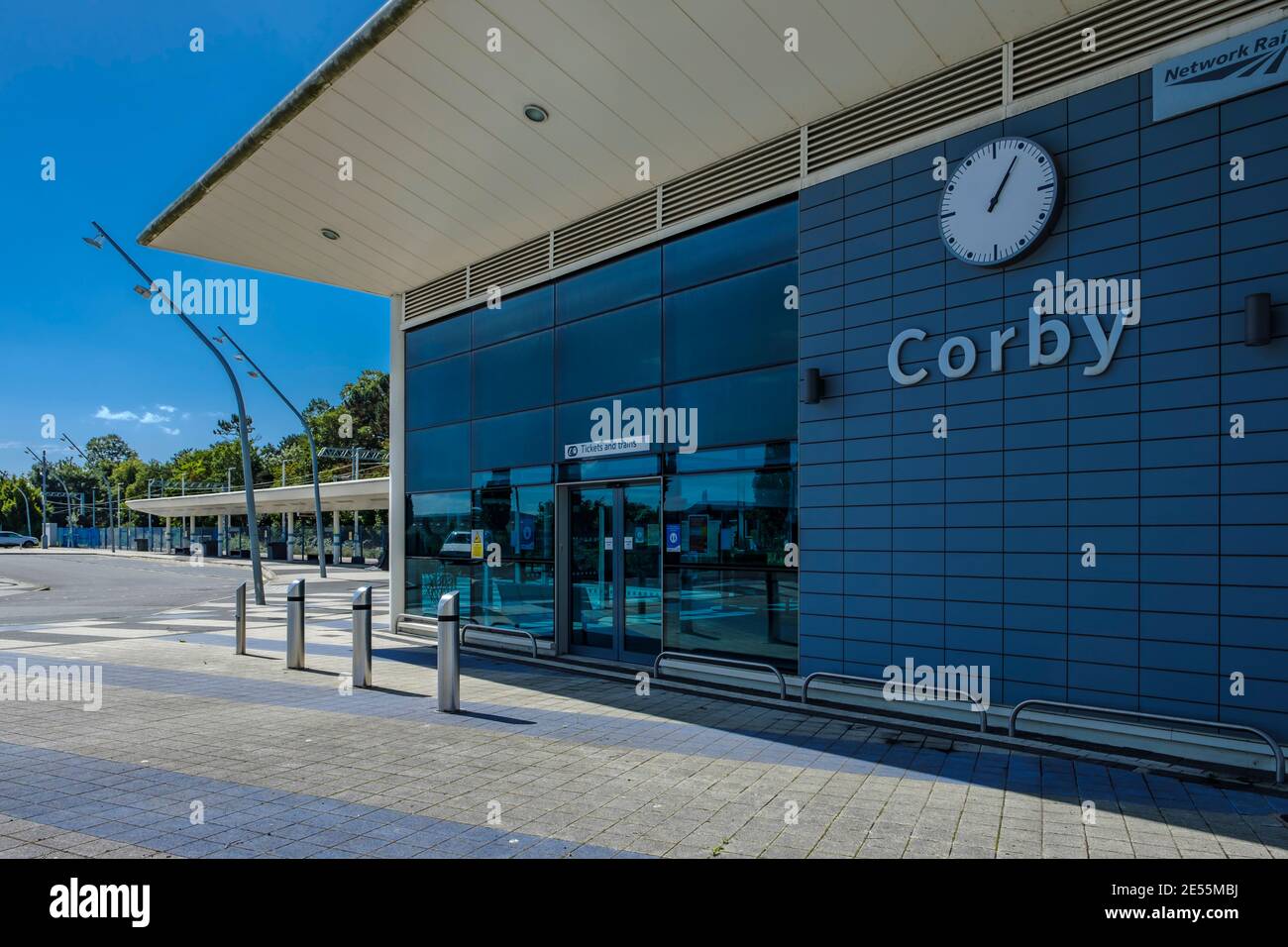 Außenansicht des Bahnhofs Corby. Stockfoto
