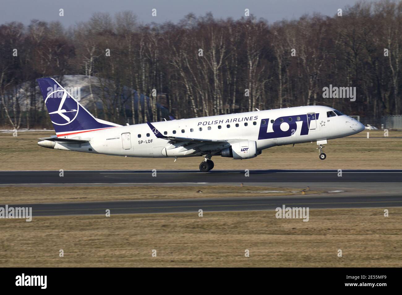 LOS NR. Polish Airlines Embraer 170 mit Registrierung SP-LDF auf Startbahn 33 des Hamburger Flughafens. Stockfoto