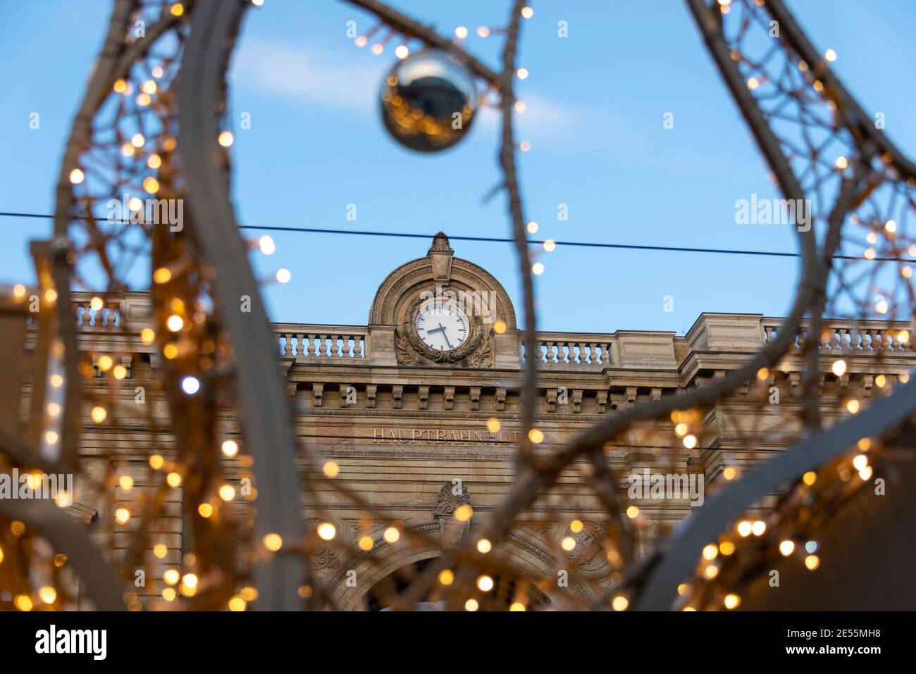 Magdeburg, Deutschland. Januar 2021. Über dem Haupteingang des  Hauptbahnhofs ist eine große Uhr in das historische Gebäude eingebettet.  Quelle: Stephan Schulz/dpa-Zentralbild/ZB/dpa/Alamy Live News  Stockfotografie - Alamy