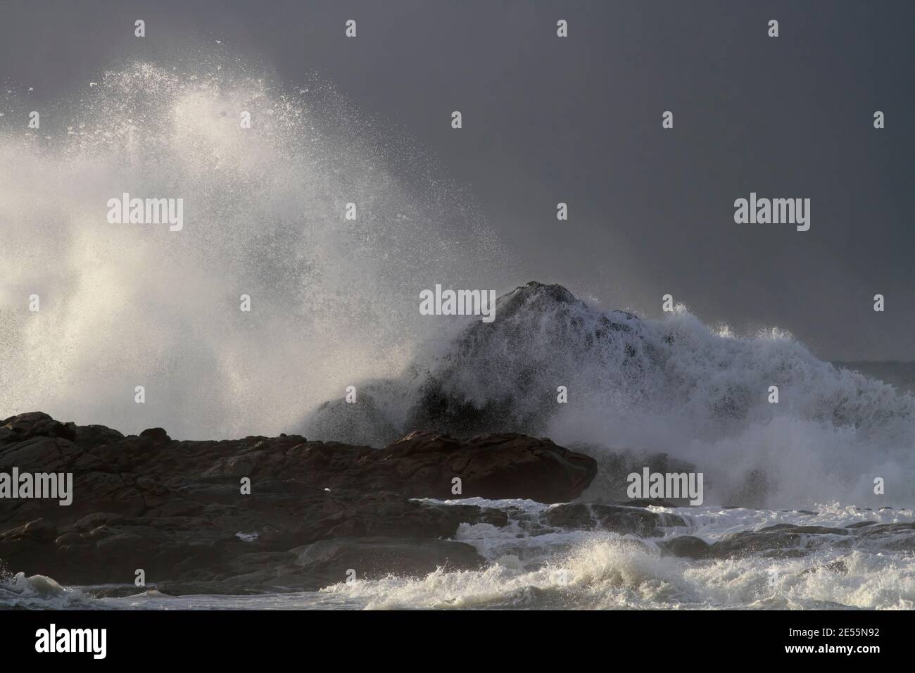 Große stürmische Meereswellen brechen über Klippen Stockfoto