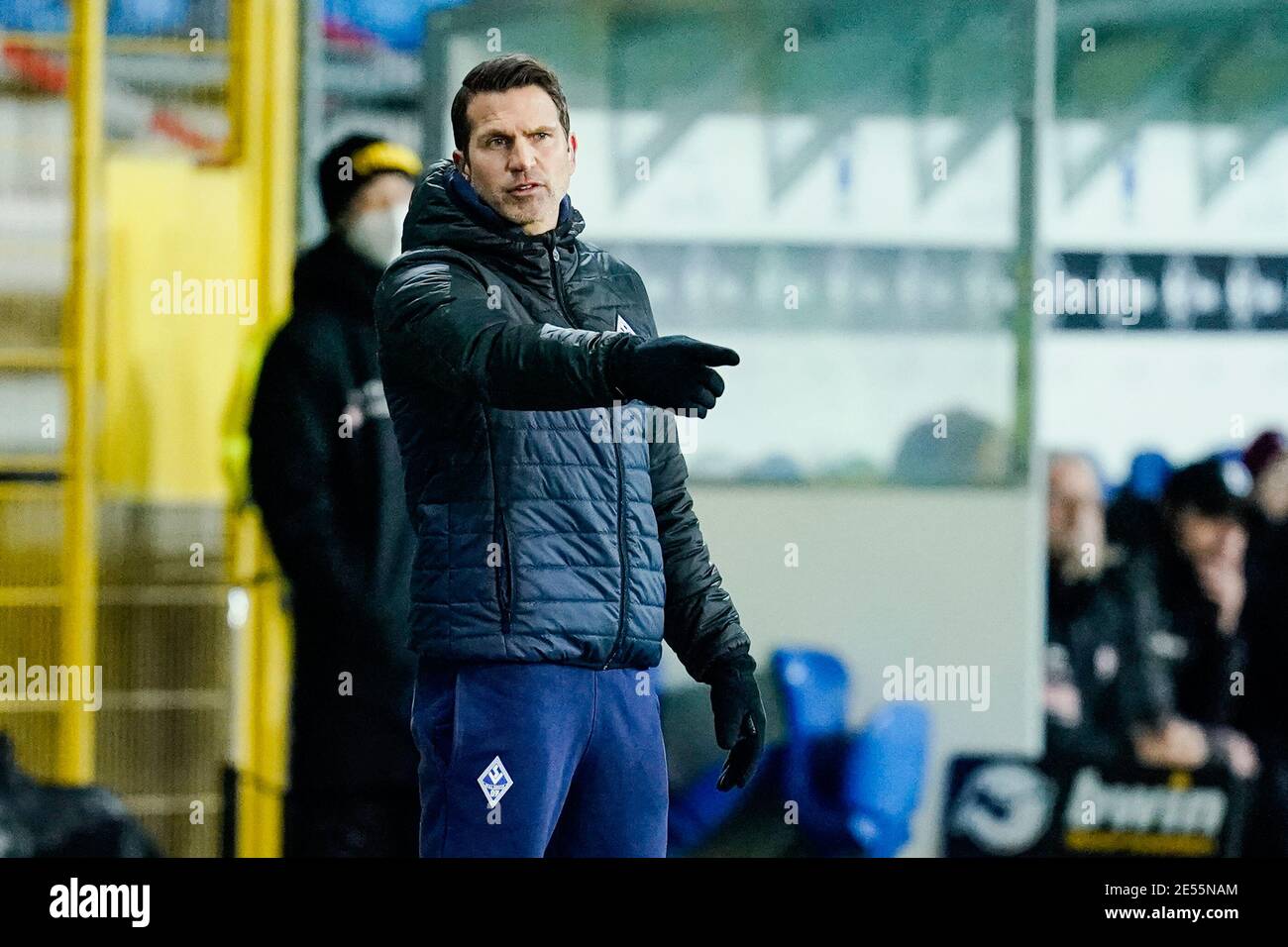 Mannheim, Deutschland. Januar 2021. Fußball: 3. Liga, SV Waldhof Mannheim - Dynamo Dresden, Matchday 21, Carl-Benz Stadion. Mannheimer Trainer Patrick Glöckner Gesten. Quelle: Uwe Anspach/dpa - WICHTIGER HINWEIS: Gemäß den Bestimmungen der DFL Deutsche Fußball Liga und/oder des DFB Deutscher Fußball-Bund ist es untersagt, im Stadion und/oder des Spiels aufgenommene Fotos in Form von Sequenzbildern und/oder videoähnlichen Fotoserien zu verwenden oder zu verwenden./dpa/Alamy Live News Stockfoto