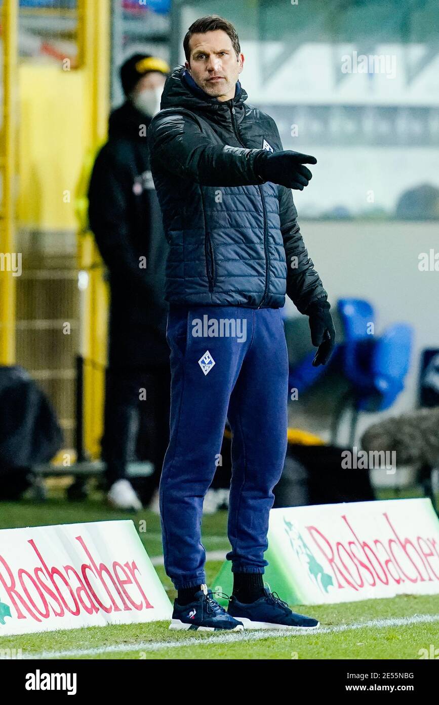 Mannheim, Deutschland. Januar 2021. Fußball: 3. Liga, SV Waldhof Mannheim - Dynamo Dresden, Matchday 21, Carl-Benz Stadion. Mannheimer Trainer Patrick Glöckner Gesten. Quelle: Uwe Anspach/dpa - WICHTIGER HINWEIS: Gemäß den Bestimmungen der DFL Deutsche Fußball Liga und/oder des DFB Deutscher Fußball-Bund ist es untersagt, im Stadion und/oder des Spiels aufgenommene Fotos in Form von Sequenzbildern und/oder videoähnlichen Fotoserien zu verwenden oder zu verwenden./dpa/Alamy Live News Stockfoto