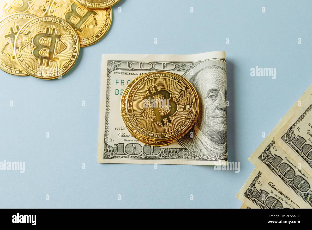 Konfrontation von Bitcoin und Dollar. Stockfoto
