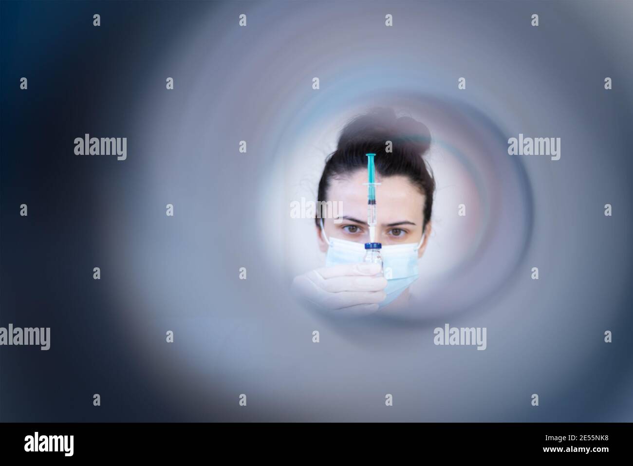 Hausarzt, der Patient in der Klinik impft. Arzt, der der älteren Frau im Krankenhaus eine Injektion verabreichung gab. Krankenschwester hält Spritze vor machen Covid-19 o Stockfoto