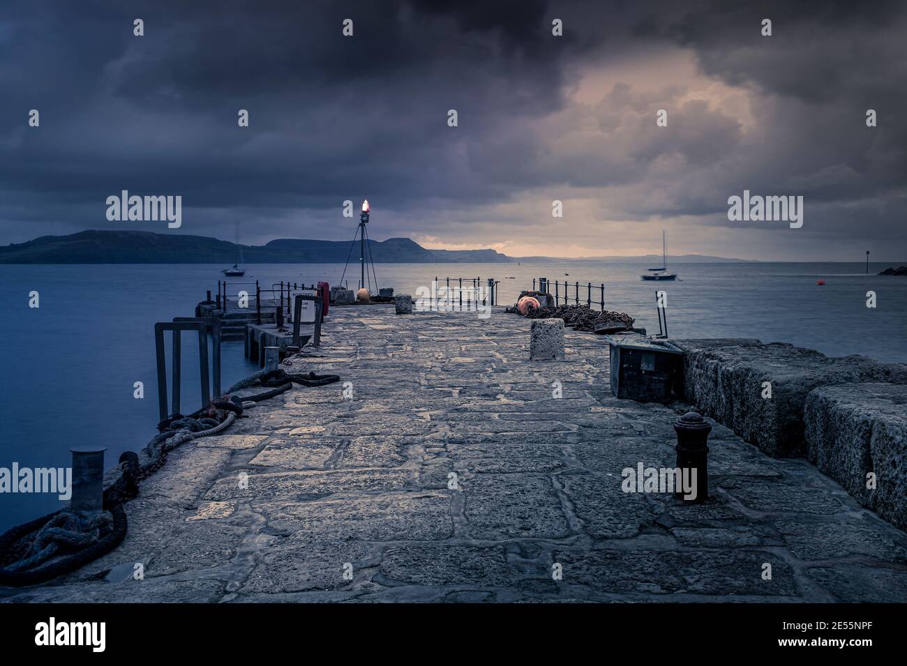 Die Hafenmauer bei Lyme Regis. Stockfoto