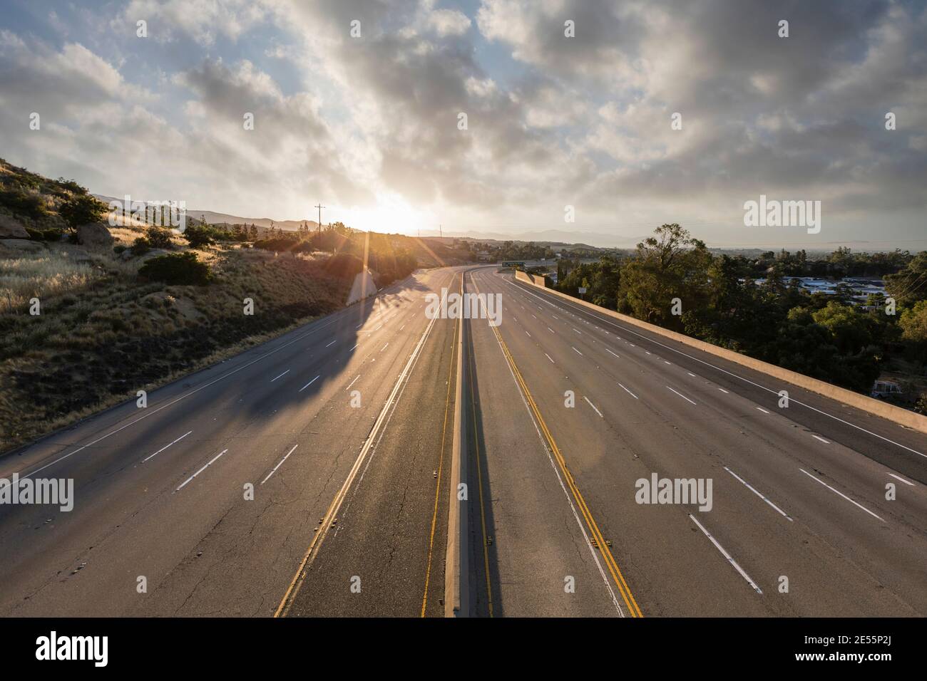 Leere zehnspurige Route 118 Freeway mit bewölktem Himmel in der Chatsworth-Gegend von Los Angeles, Kalifornien. Stockfoto