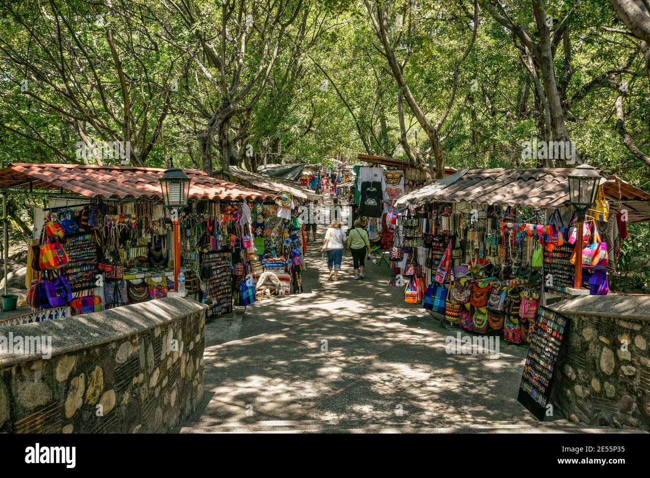 Kunsthandwerksläden auf der Insel in Rio Cuale in Puerto Vallarta, Jalisco, Mexiko. Stockfoto
