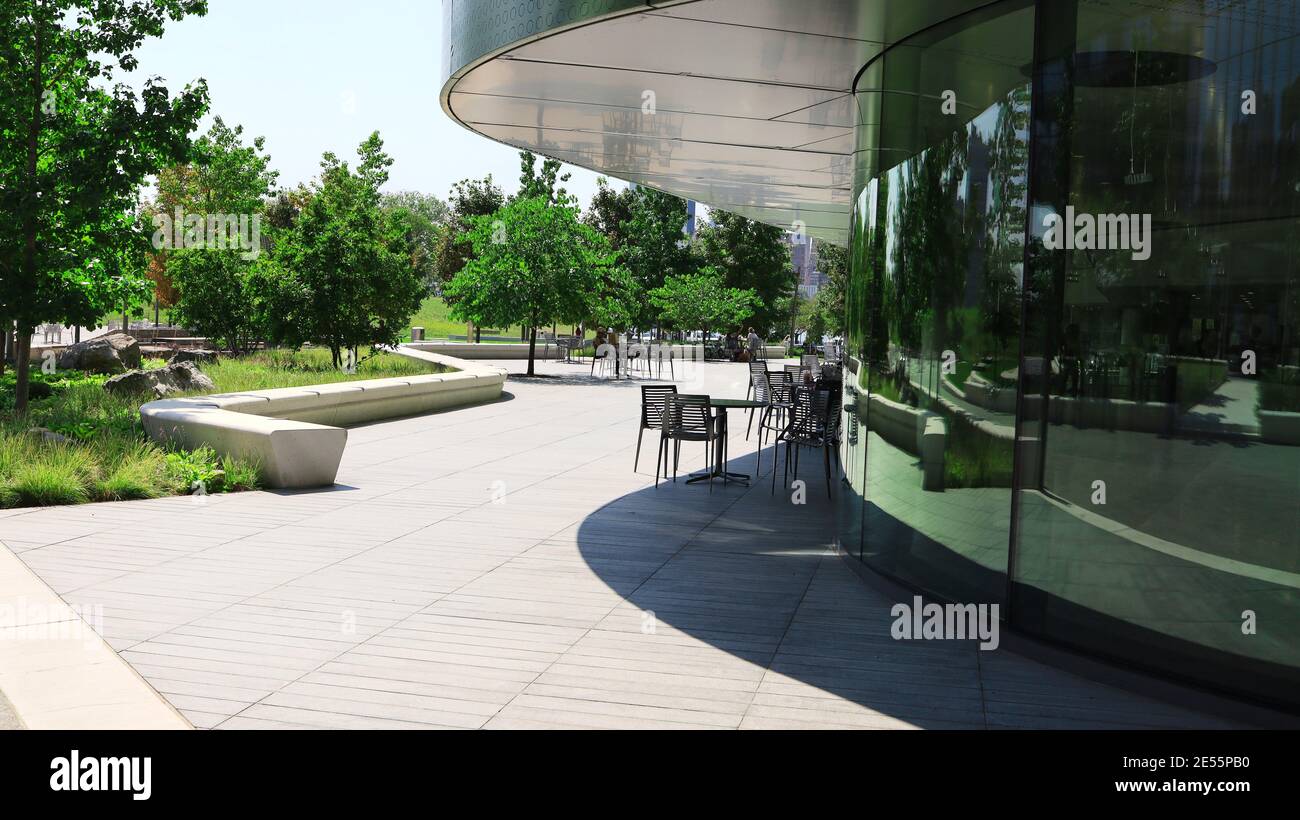 New York, NY, USA - 26. Januar 2021: Plaza vor dem Bloomberg Center in Cornell Tech auf Roosevelt Island Stockfoto