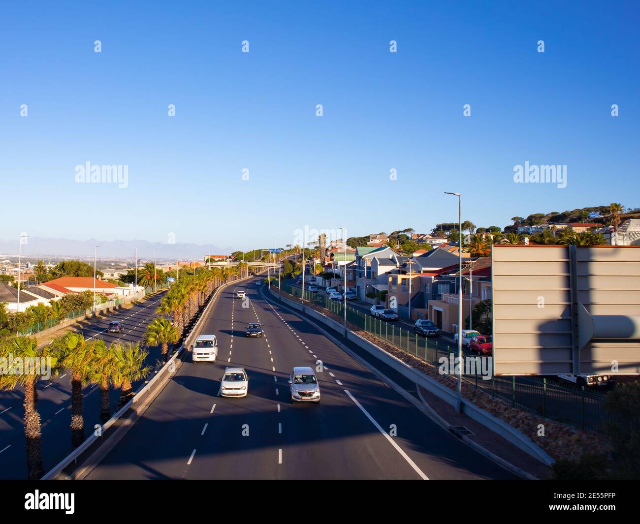 Nelson Mandela Boulevard- Kapstadt, Südafrika - 25-01-2021 Vorderansicht des Boulevards am späten Nachmittag. Sonnenuntergang über Kapstadt. Stockfoto