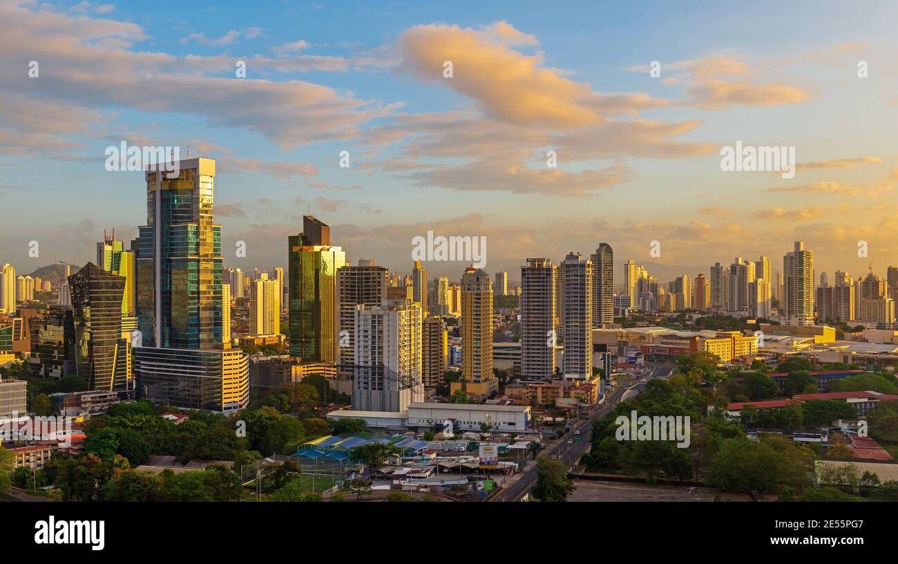 Panama City und sein Finanzviertel Skyline bei Sonnenaufgang, Panama. Stockfoto