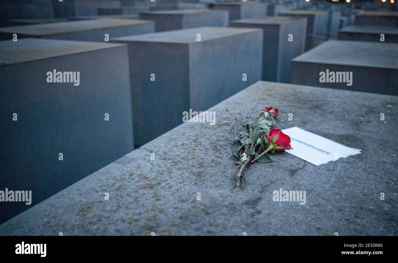 Berlin, Deutschland. Januar 2021. Rosen liegen mit einer Notiz, mit der Inschrift '#weremeber' am Holocaust-Mahnmal. Der Holocaust Memorial Day wird am 27.01.2021 gefeiert. Kredit: Dorothee Barth/dpa/Alamy Live Nachrichten Stockfoto