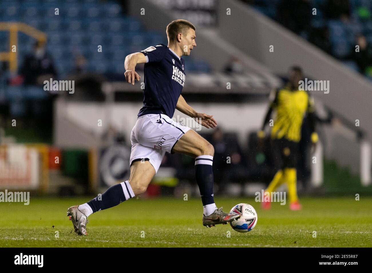 LONDON, ENGLAND. 26. JANUAR: Shaun Hutchinson von Millwall in Aktion während des Sky Bet Championship Matches zwischen Millwall und Watford im The Den, London am Dienstag, 26. Januar 2021. (Kredit: Juan Gasparini - MI News) Kredit: MI Nachrichten & Sport /Alamy Live Nachrichten Stockfoto