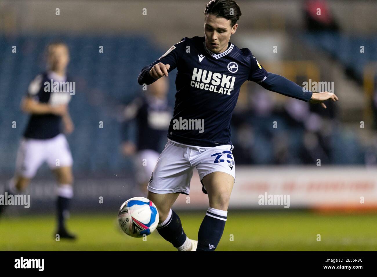 LONDON, ENGLAND. JAN 26TH: Dan McNamara von Millwall kontrolliert den Ball während des Sky Bet Championship Matches zwischen Millwall und Watford im The Den, London am Dienstag 26. Januar 2021. (Kredit: Juan Gasparini - MI News) Kredit: MI Nachrichten & Sport /Alamy Live Nachrichten Stockfoto