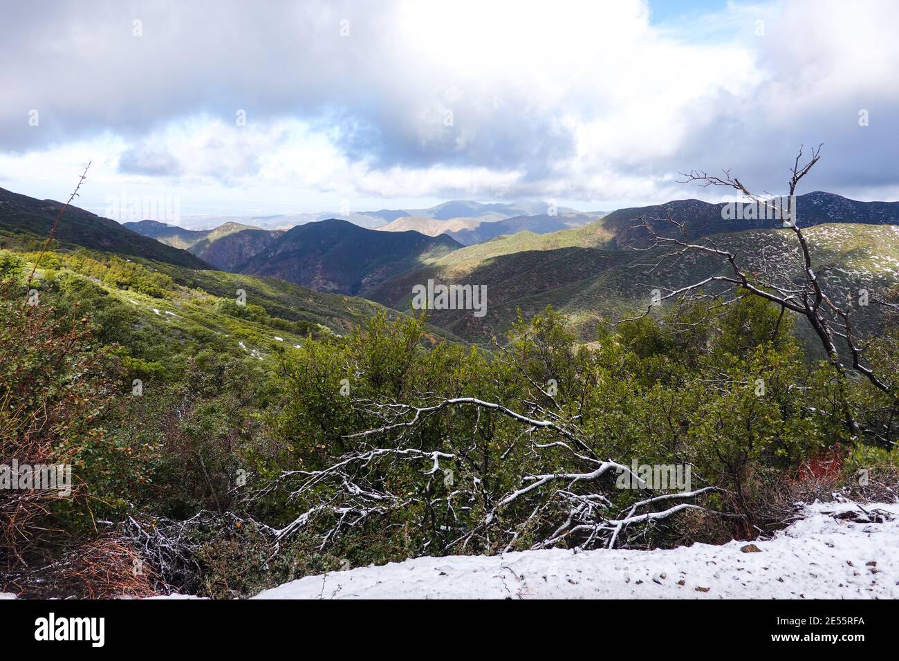 California sanfte Hügel im Cleveland National Forest in Orange County USA. Früher Winter Morgen nach einer Streuung von Schnee. Stockfoto
