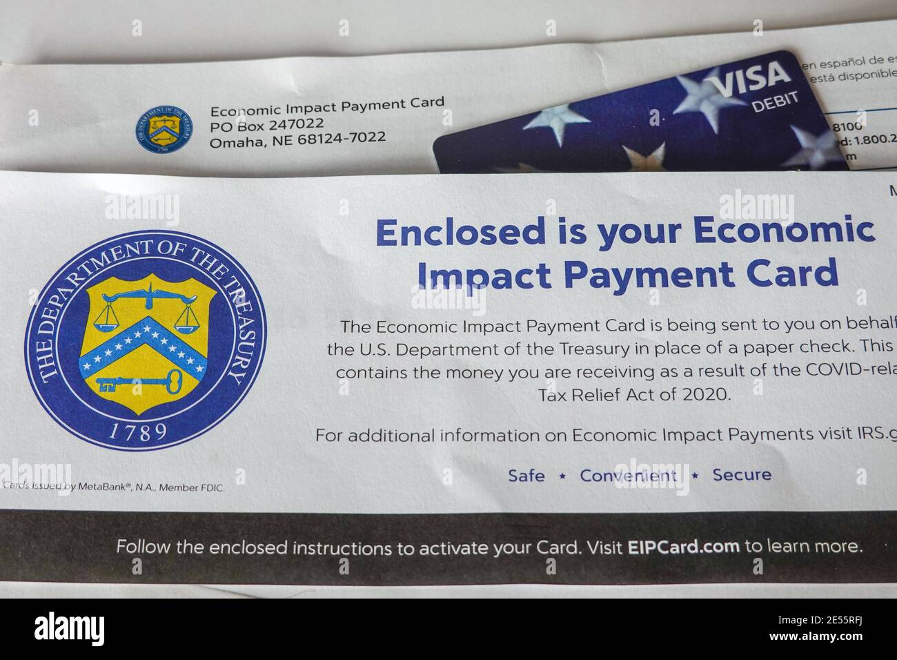 Zahlungskarte und Brief des US-Finanzministeriums für wirtschaftliche Auswirkungen. 600 US-Dollar die zweite Stimulus-Zahlung am 2021. Januar während der covid 19 Pandemie Stockfoto
