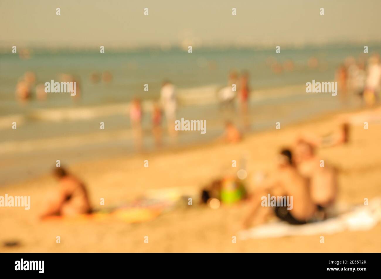 Verschwommenes Strandfoto Mit Bokeh Leute Die Sich Am Strand Entspannen Urlaub Hintergrund Trouville Sur Mer Normandie Frankreich Retro Gealtertes Foto Stockfotografie Alamy