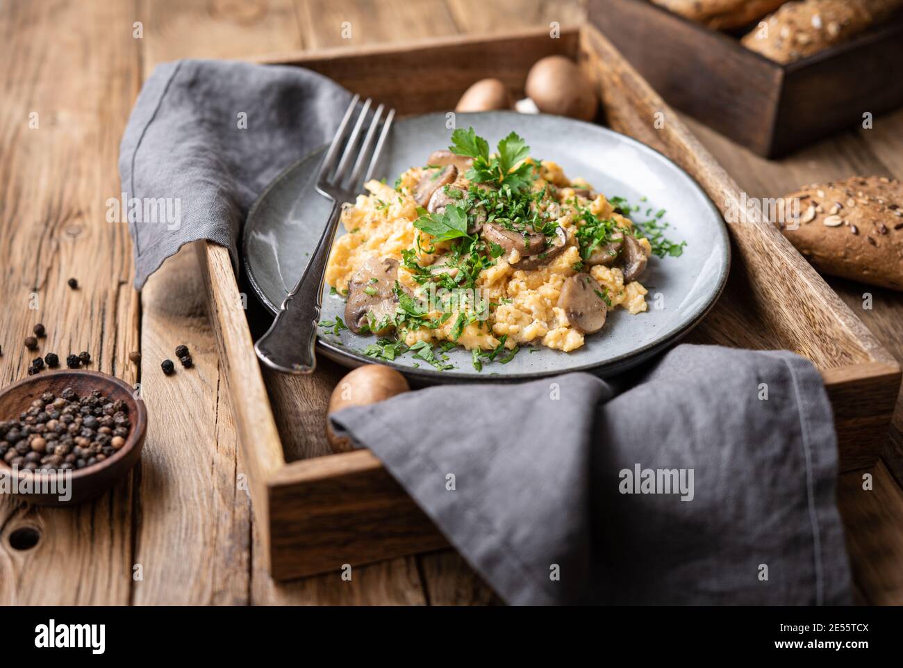 Nahrhaftes Rührei mit Pilzen, Zwiebeln und Petersilie zum Frühstück Stockfoto