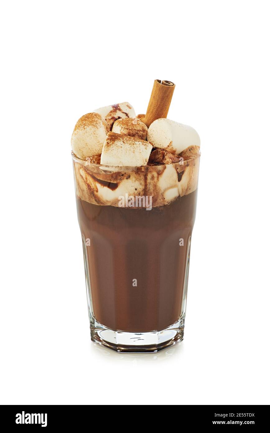 Glas heiße Schokolade mit Marshmallow und Zimtstange Weiß Stockfoto