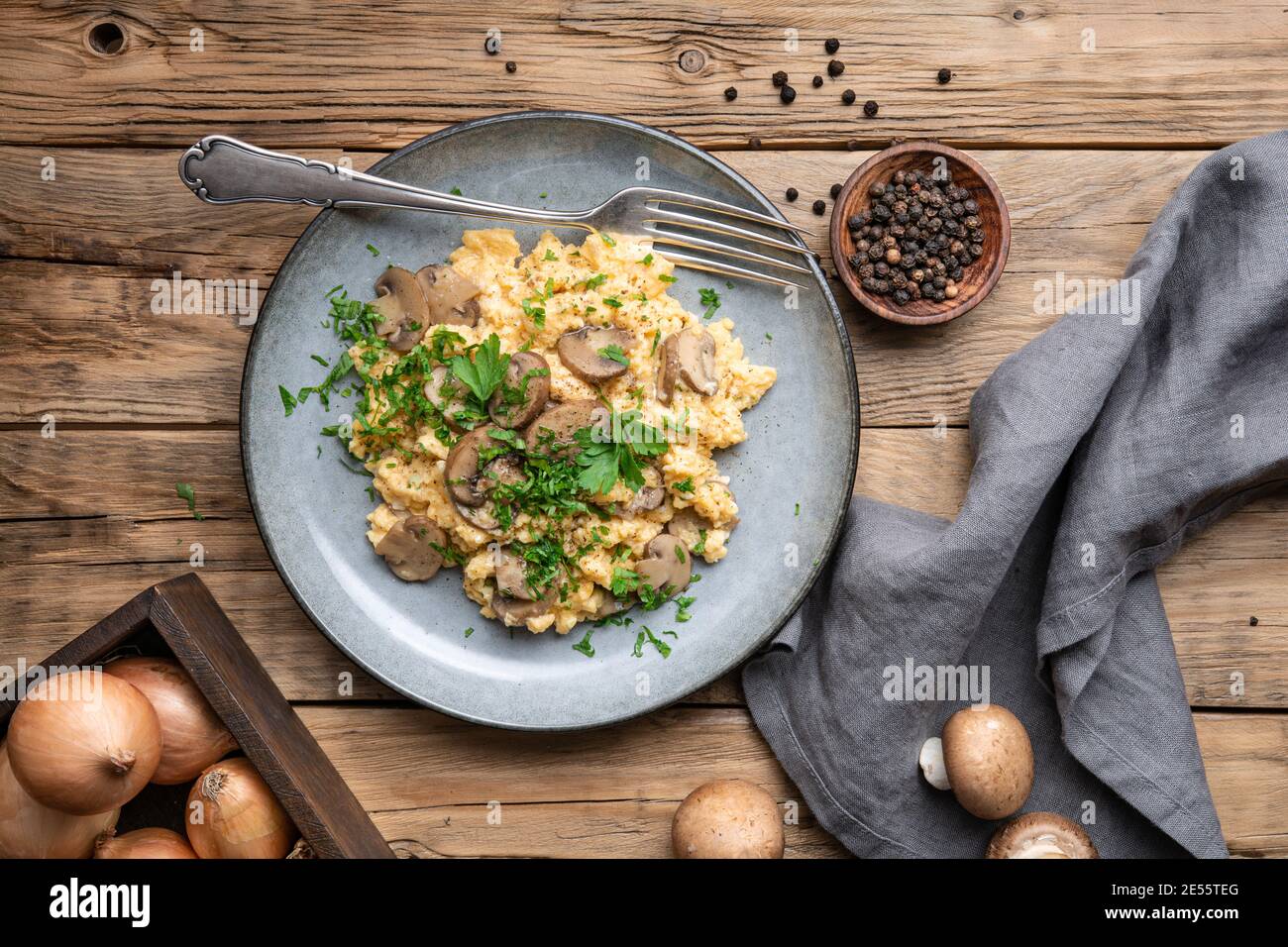 Nahrhaftes Rührei mit Pilzen, Zwiebeln und Petersilie zum Frühstück Stockfoto