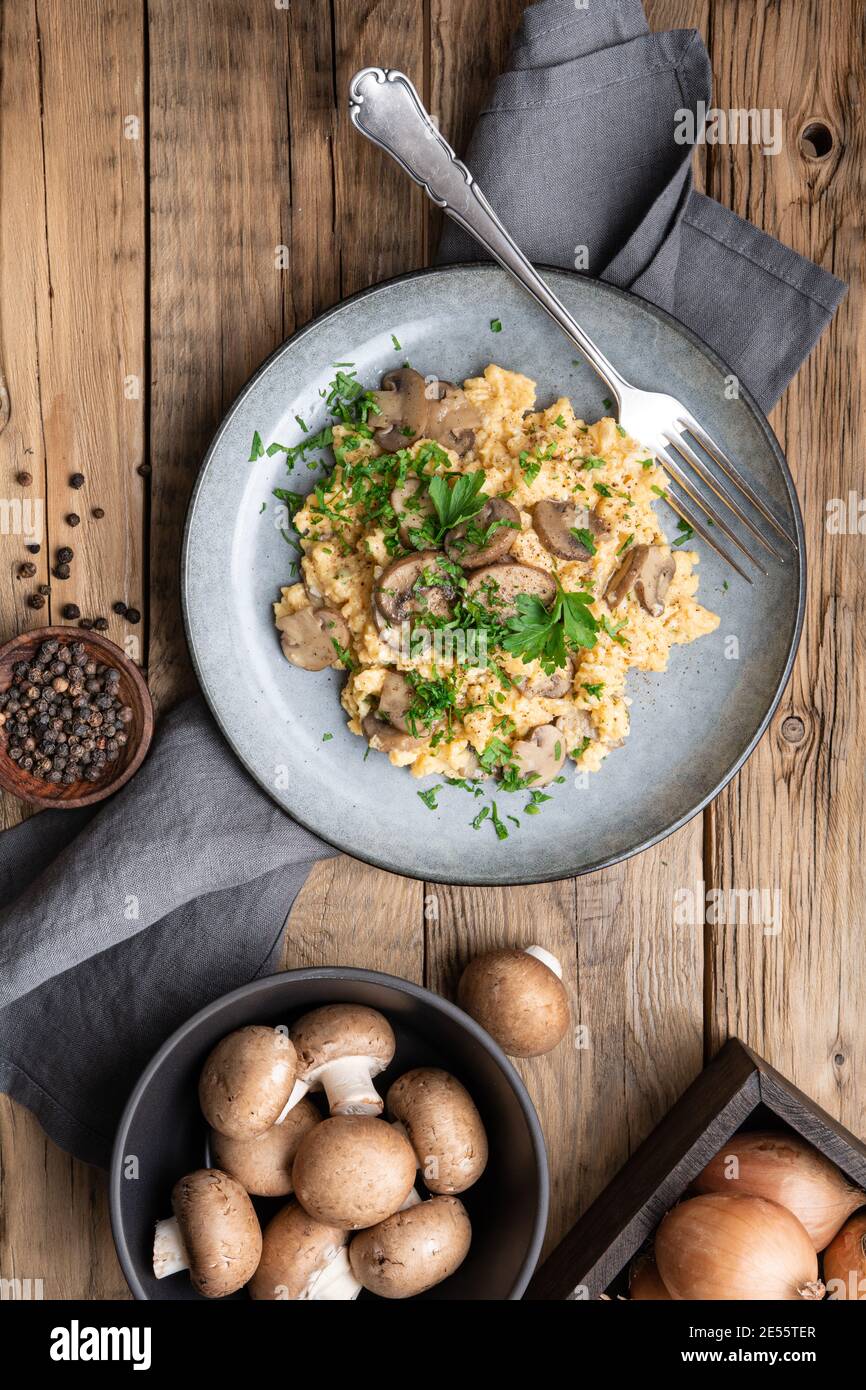 Nahrhaftes Rührei mit Pilzen, Zwiebeln und Petersilie zum Frühstück Stockfoto