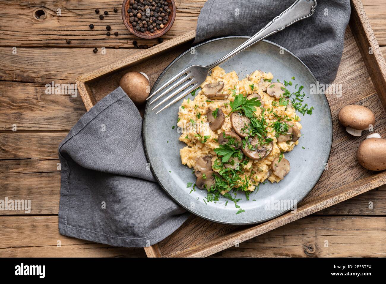 Nahrhaftes Rührei mit Pilzen, Zwiebeln und Petersilie zum Frühstück Stockfoto